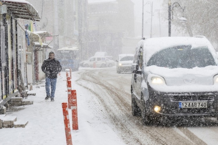 Yoğun kar alarmı: Kara yolu trafiğe kapatıldı