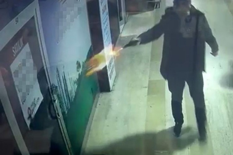 Gece yarısı pasajda korku dolu anlar: Mermi yağdırdı!
