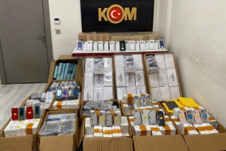 Polisten darbe: 53 ş&uuml;pheli, milyonluk ka&ccedil;ak mal...