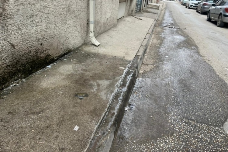 Klima suyu kaldırımı buz pistine &ccedil;evirdi