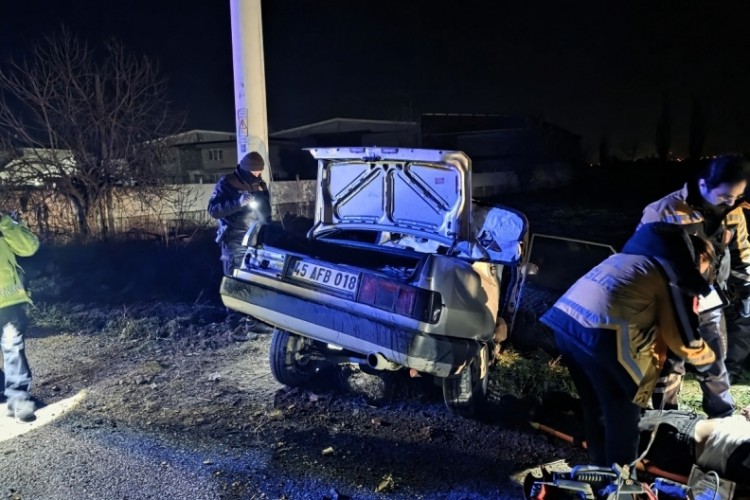 Otomobil elektrik direğine &ccedil;arptı: 1 &ouml;l&uuml;, 2 yaralı