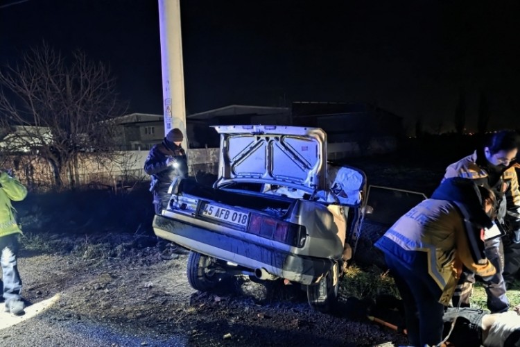 Manisa'da otomobil elektrik direğine &ccedil;arptı: 1 &ouml;l&uuml;, 2 yaralı