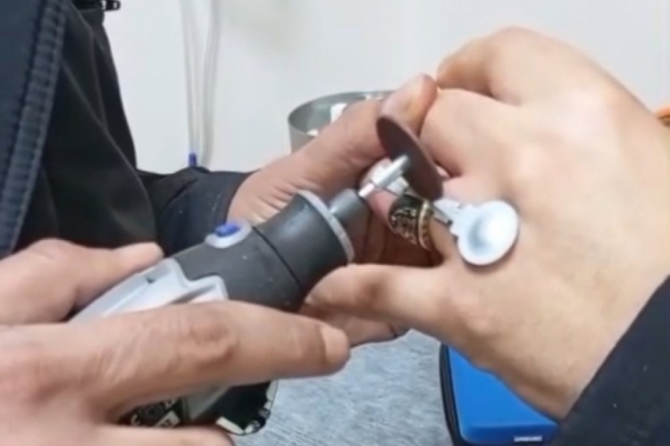 Sıkışan y&uuml;z&uuml;k itfaiye ekiplerince &ccedil;ıkarıldı