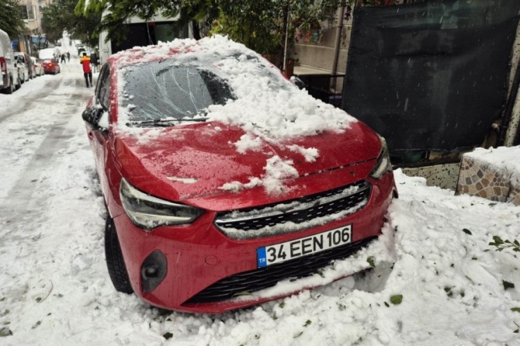 &Ccedil;atıdan d&uuml;şen kar k&uuml;tlesi park halindeki otomobile zarar verdi