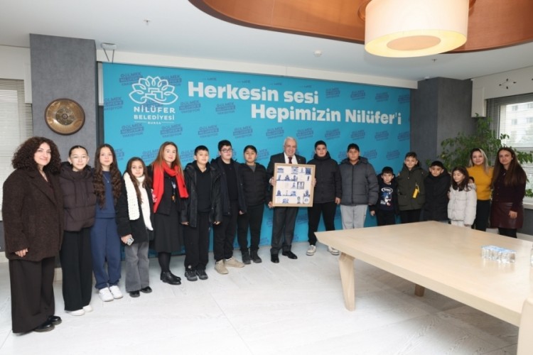 Badırgalı &ccedil;ocuklar el emeklerini Başkan Şadi &Ouml;zdemir'e hediye etti