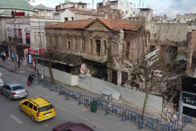 Edremit'in tarihi sembol binalarından biri &ccedil;&ouml;kt&uuml;