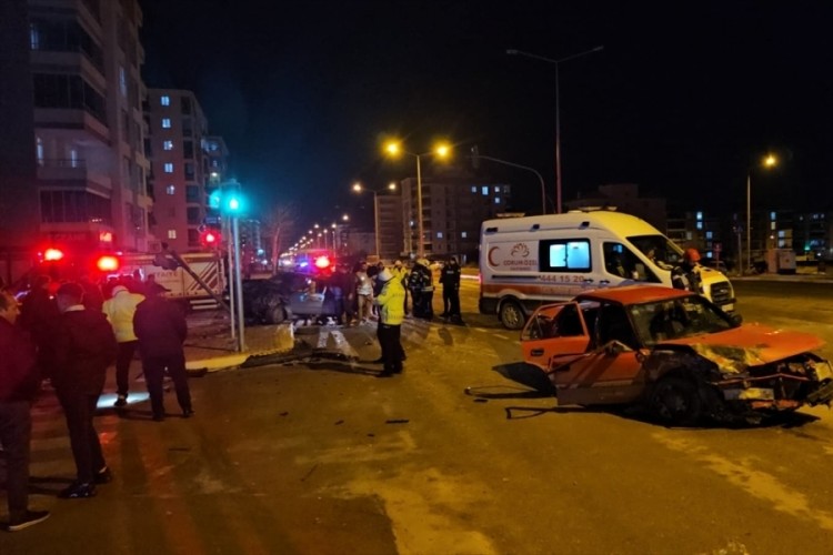 &Ccedil;orum'da &ccedil;arpışan iki otomobildeki 4 kişi yaralandı
