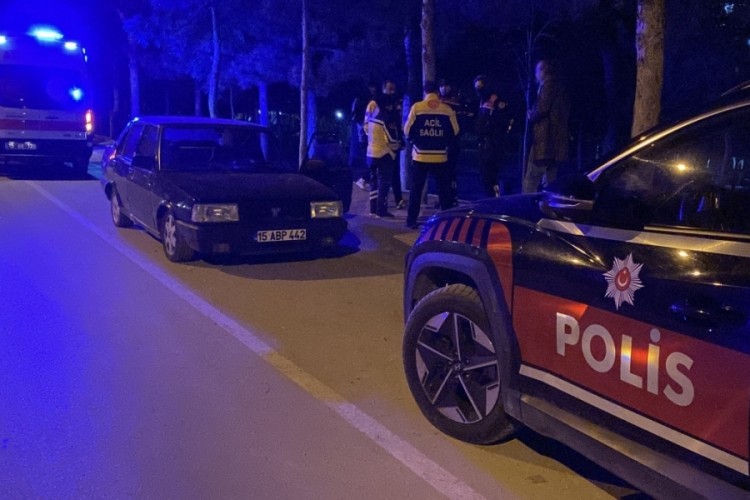 Gen&ccedil;lerin kavgasında bı&ccedil;aklar &ccedil;ekildi! 2 yaralı var...