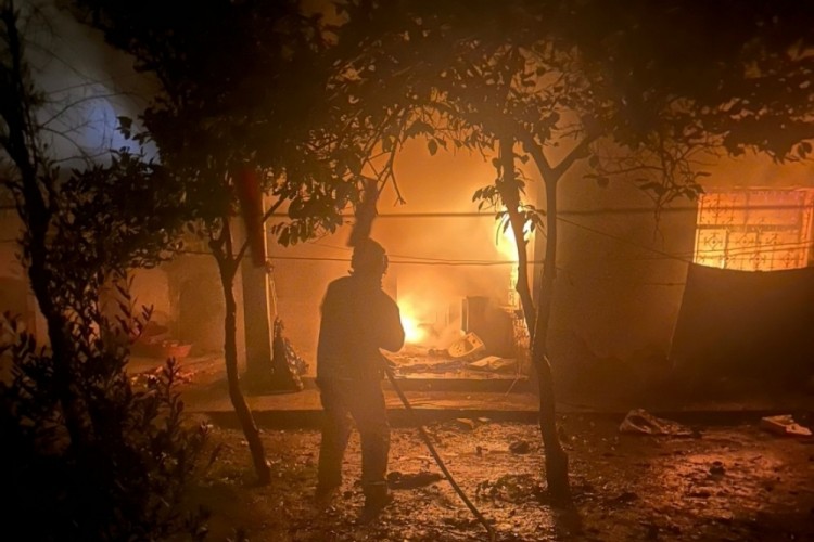 Alevlerin y&uuml;kseldiği evde mahsur kalan kediyi itfaiye kurtardı