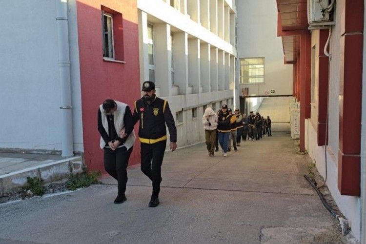 Masaj salonu g&ouml;r&uuml;n&uuml;ml&uuml; fuhuş mekanlarına baskın