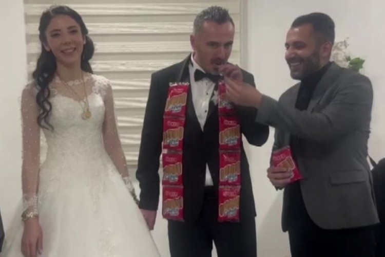 Damada takı yerine &ccedil;ubuk kraker taktılar