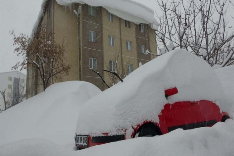 Kar kalınlığı 152 santimetre... 211 k&ouml;y yolu kapandı