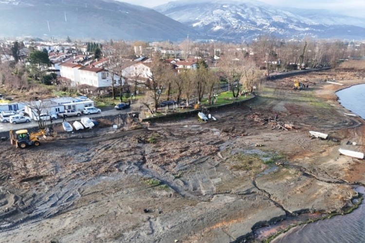 Sapanca G&ouml;l&uuml; kıyısındaki ka&ccedil;ak yapılar yıkılıyor