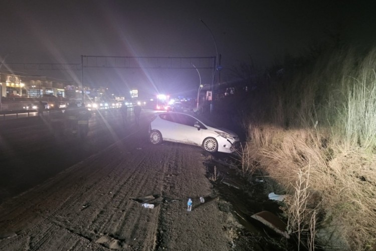 Polis aracına ve elektrik direğine &ccedil;arptı