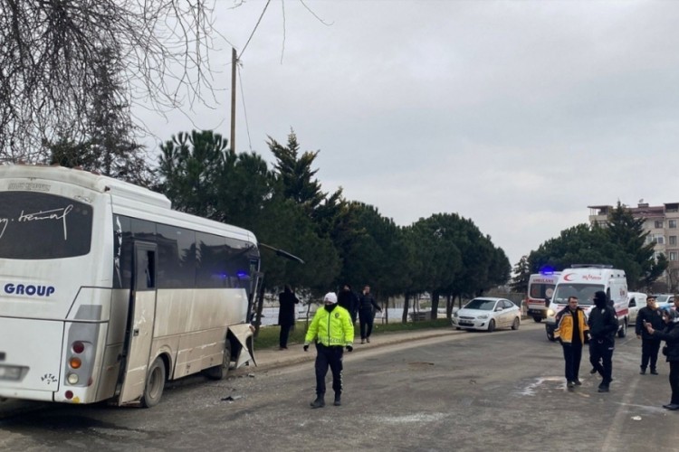 Midib&uuml;sler kafa kafaya &ccedil;arpıştı: 19 kişi yaralandı
