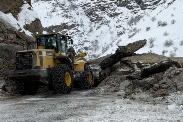 Kayaların d&uuml;şt&uuml;ğ&uuml; kara yolu yeniden ulaşıma a&ccedil;ıldı