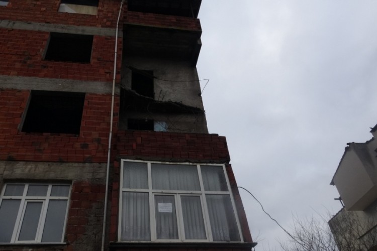 Balkon &ccedil;&ouml;kt&uuml;: 2 ara&ccedil; hasar g&ouml;rd&uuml;