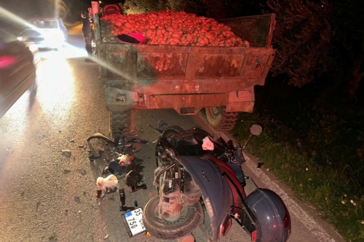 Trakt&ouml;r r&ouml;morkuna &ccedil;arpan motosiklet s&uuml;r&uuml;c&uuml;s&uuml; ağır yaralandı
