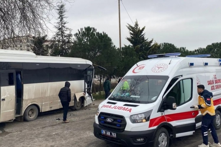 Servis midib&uuml;sleri kafa kafaya &ccedil;arpıştı! &Ccedil;ok sayıda kişi yaralı