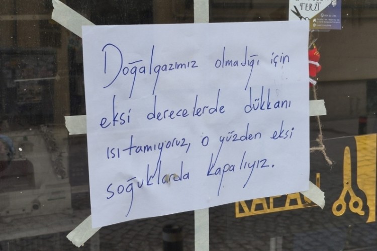 Esnaf, soğuk g&uuml;nlerde ısıtamadığı d&uuml;kkanını a&ccedil;mıyor