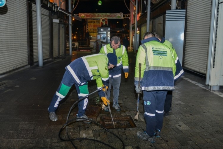 Bursa'da Tarihi &Ccedil;arşı ve Hanlar B&ouml;lgesinde gece mesaisi