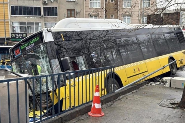 Esenler'de kontrolden &ccedil;ıkan İETT otob&uuml;s&uuml; otoparka girdi
