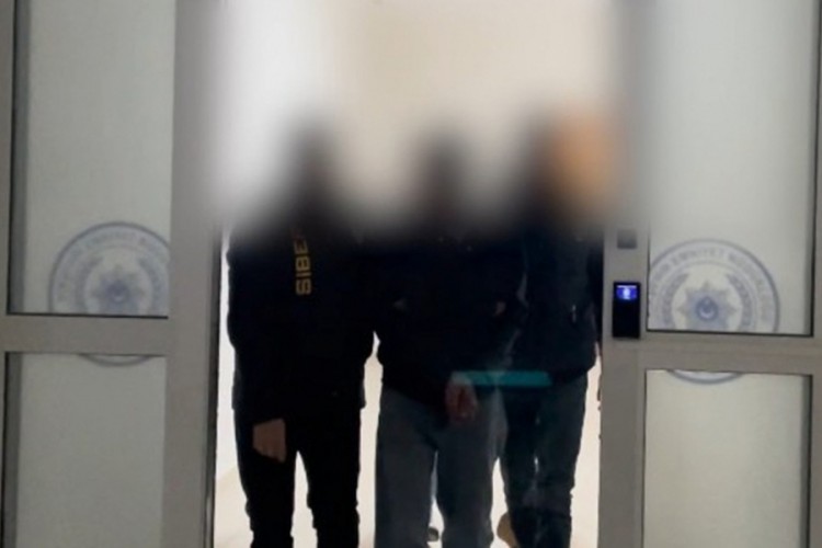 Telefonlara y&uuml;kledikleri zararlı yazılımlarla hesapları boşalttılar