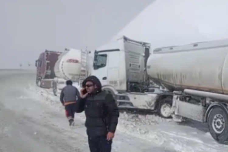 &Ccedil;ığ nedeniyle Aşkale-Bayburt yolu trafiğe kapatıldı