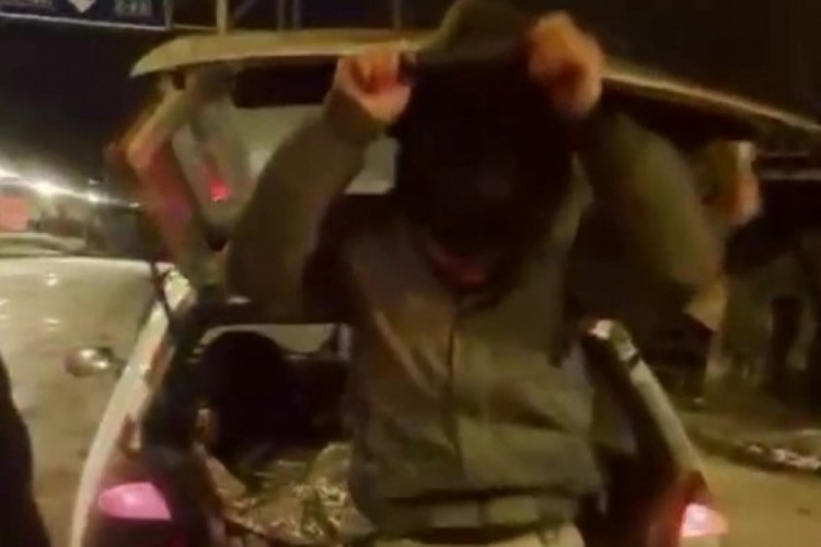 Durdurulan otomobilden 5 ka&ccedil;ak g&ouml;&ccedil;men &ccedil;ıktı