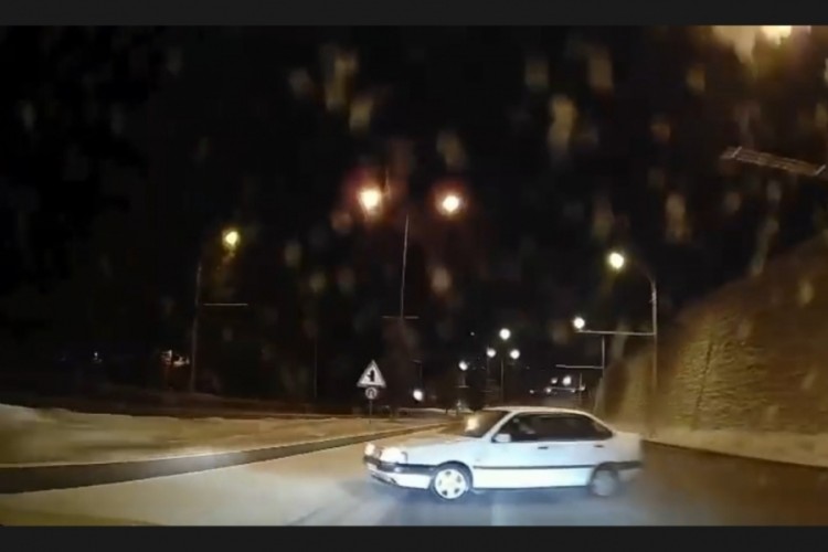 Buzlanan yolda s&uuml;r&uuml;c&uuml;s&uuml;n&uuml;n makas attığı otomobil, ref&uuml;je &ccedil;arptı