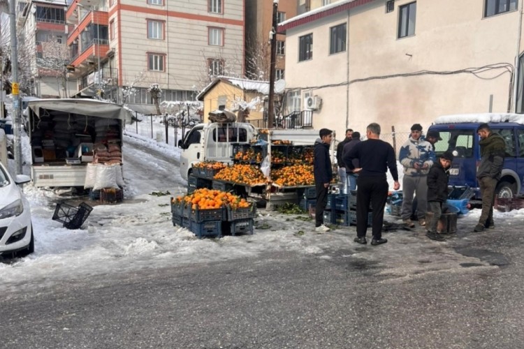 Pazar esnafının b&uuml;y&uuml;k &ccedil;oğunluğu tezgah a&ccedil;amadı