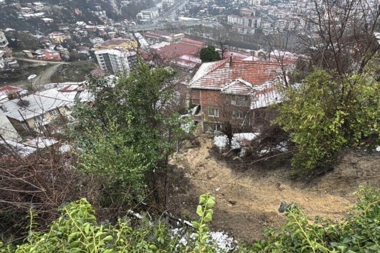 Heyelan sebebiyle su ve elektrik hattı zarar gördü