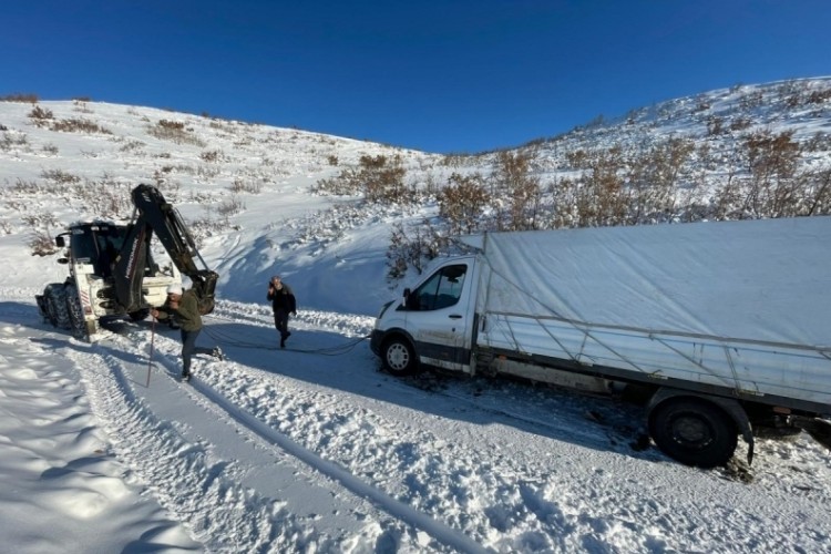 Elazığ'da pikap şarampole düştü, kurtarıldı