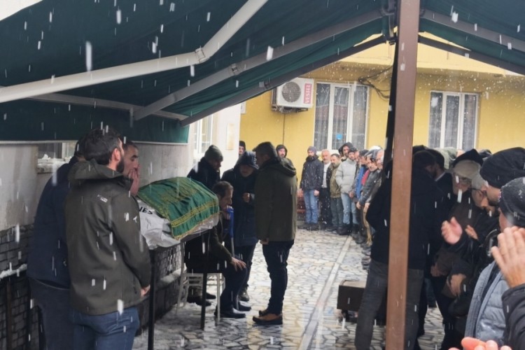 Yanan aracın i&ccedil;inde &ouml;l&uuml; bulunan gen&ccedil; m&uuml;teahhit son yolculuğuna uğurlandı