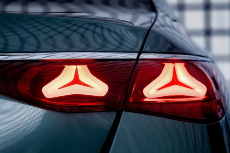 Mercedes stop lambaları i&ccedil;in yeni bir &ouml;zellik geliştiriyor: Kablo karmaşasını bitirecek