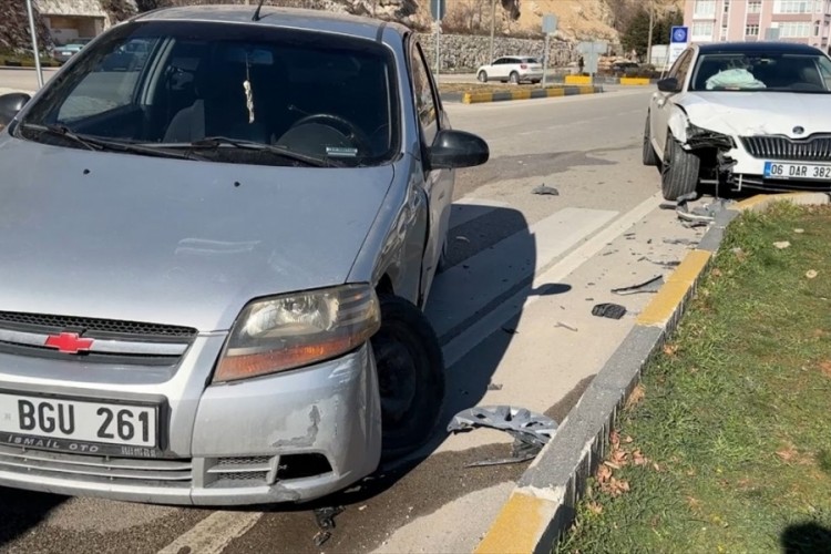 Isparta'da iki otomobilin &ccedil;arpışması sonucu 3 kişi yaralandı