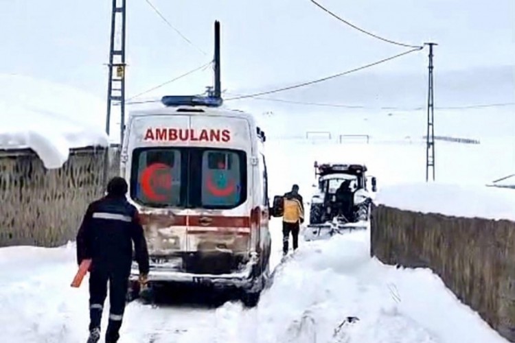 Trakt&ouml;r yol a&ccedil;tı, ambulans hastaya ulaştı