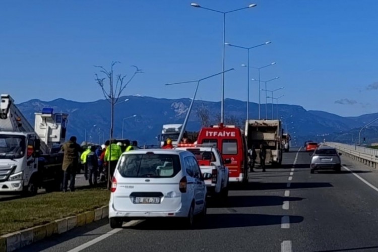 Balıkesir'de otomobil &ccedil;&ouml;p kamyonuna &ccedil;arptı: 1 kişi hayatını kaybetti...