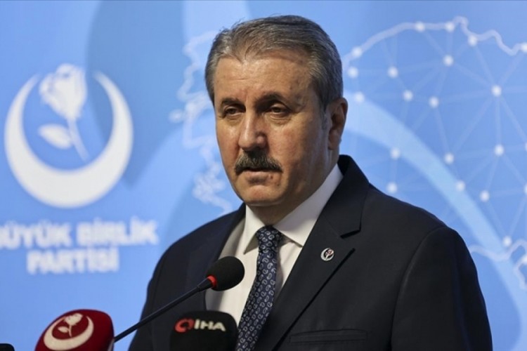 BBP Genel Başkanı Destici'den parti teşkilatlarına T&uuml;rk bayrağı asılması talimatı