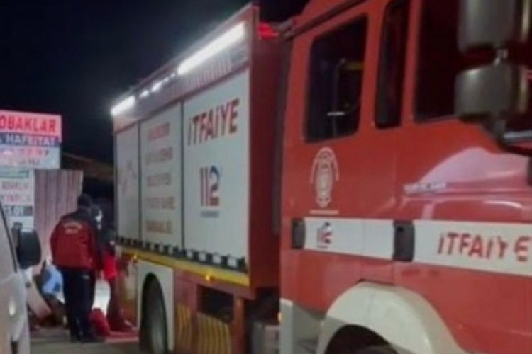 Su pompası deliğine d&uuml;şen yavru kediyi itfaiye kurtardı