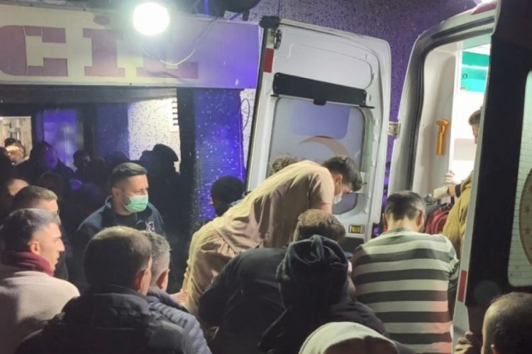 Kalbi duran yaralı i&ccedil;in doktor sedye &uuml;zerinde kalp masajı yaptı