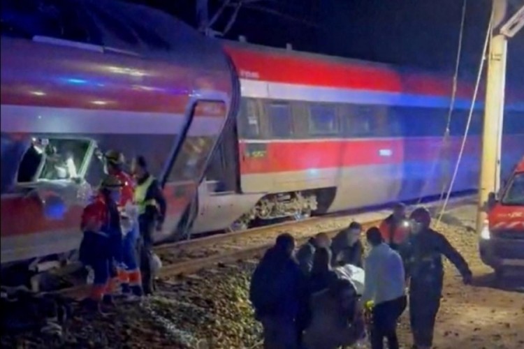 İspanya'da tren kazasında 1 kişi &ouml;ld&uuml;, 20 kişi yaralandı