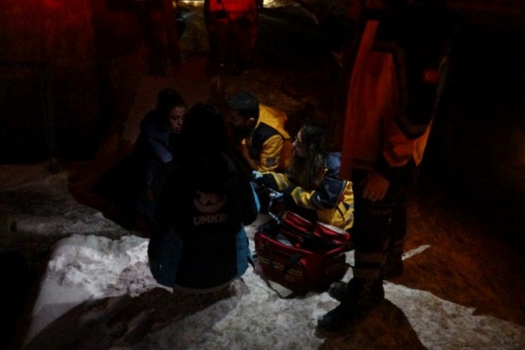 M&uuml;stakil evde yangın: Mahsur kalan kadın kurtarıldı