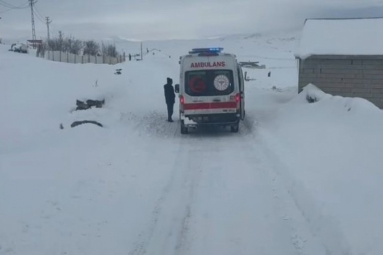 Yolların a&ccedil;ılmasıyla hastalar hastaneye ulaştırıldı