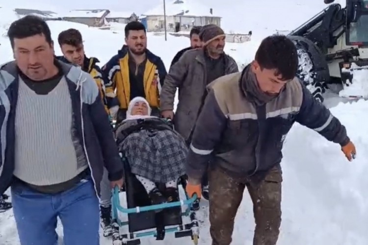 Yolu kapanan k&ouml;yde mahsur kalan hasta 4 saatlik &ccedil;alışmayla kurtarıldı