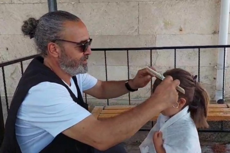 Hayırsever kuaf&ouml;r k&ouml;ylere gidip kız &ccedil;ocuklarını &uuml;cretsiz tıraş ediyor