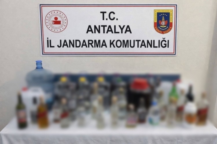 Litre litre sahte ve ka&ccedil;ak alkol ele ge&ccedil;irildi