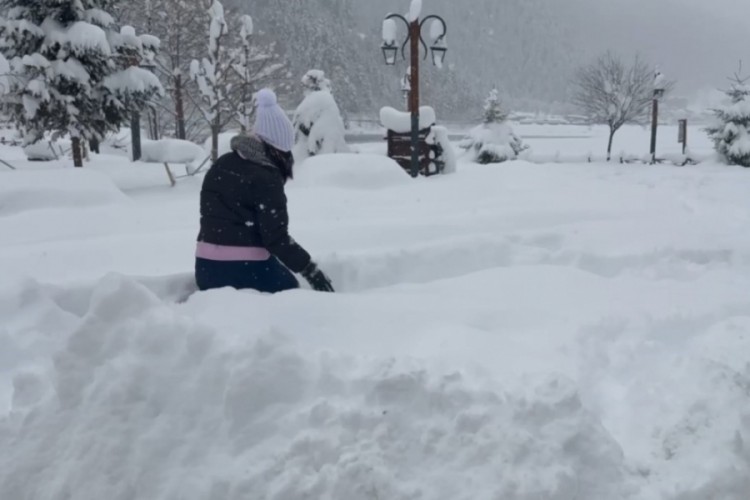Uzung&ouml;l'de kar kalınlığı 1 metreyi aştı