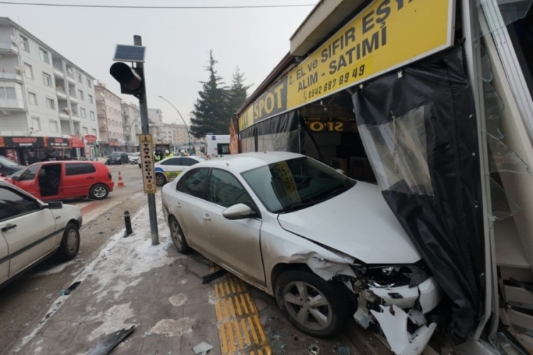 3 kişinin yaralandığı kazada otomobil iş yerine daldı