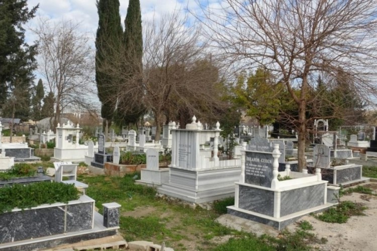 &Ouml;l&uuml;ler bile rahat değil! Mezarları kazıp uyuşturucu saklıyorlar...